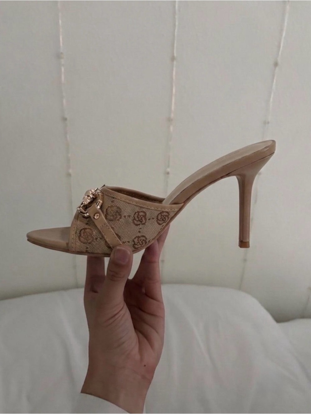 Women’s Open-Toe Kitten Heeled Slide with Gold Buckle Size 7 Brown and Beige - Picture 2 of 4